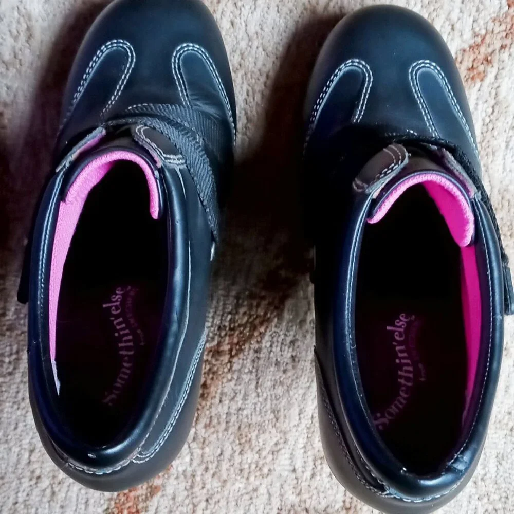 Edgy RARE Vintage Skechers Somethin’ else Black/Pink Leather Sneaker Heels - Picture 4 of 16